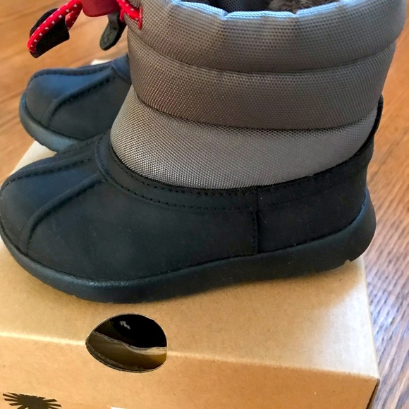 Toddler Weather boots by UGG - Picture 2 of 4